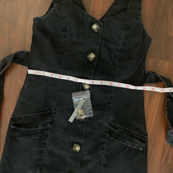 ASOS DESIGN washed black denim sleeveless button pinafore mini dress. - Picture 11 of 16